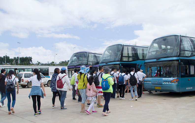 乘坐高铁一个多小时就可以到达普者黑景区，当地旅行社的董事长亲自到车站迎接南宫·NG28的小伙伴们。