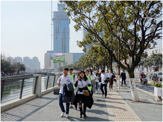 一路上，志愿者把“学雷锋践行动 树新风做好事 做志愿者”的精神传扬到大街小巷，把雷锋为人民服务的志愿精神带到城市的每个角落。