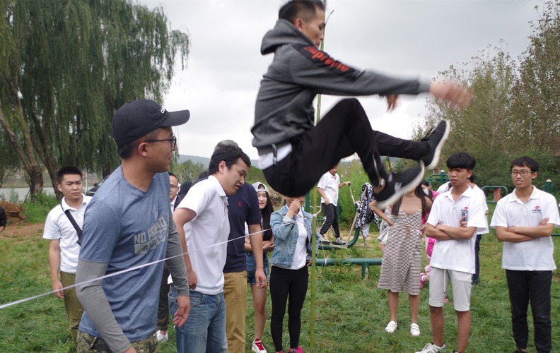 四个小队依次完成跨越横线，每个小伙伴脸上洋溢着愉悦的笑容！此时此刻结果如何并不重要，重要的是在游戏中我们收获了亲密无间的高度默契和队友间无条件的信任！